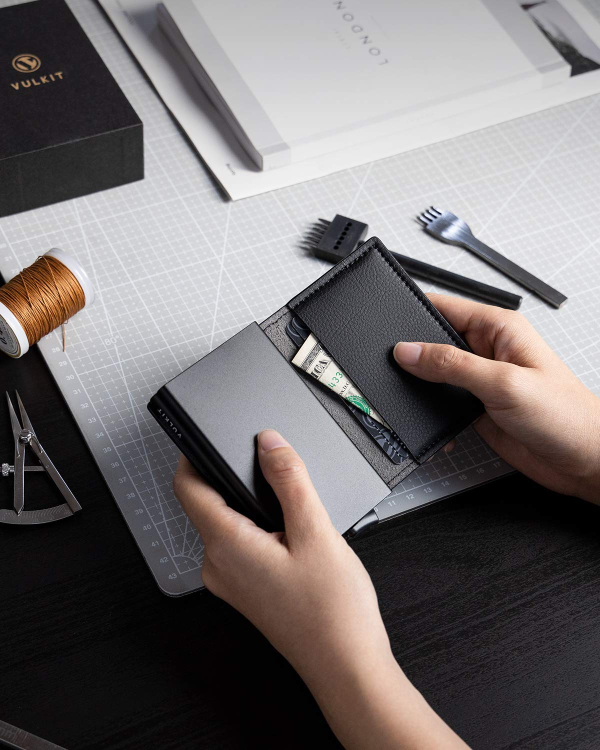 vulkit-aluminum-pop-up-wallet-kartenetui-schwarz-carbon-rfid image 7